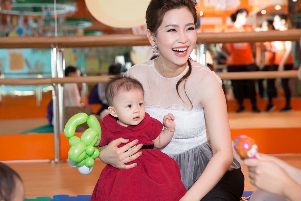 Hinh anh Ngo ngang voc dang sau sinh cua A hau Diem Trang 5