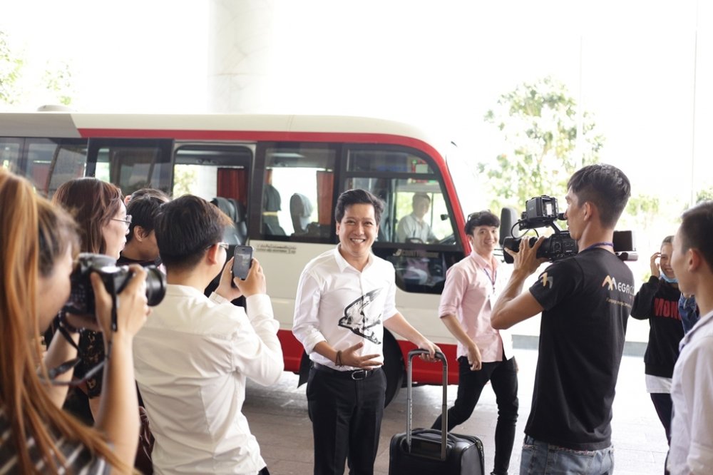 Hinh anh Truong Giang xuc dong khi duoc to chuc sinh nhat som