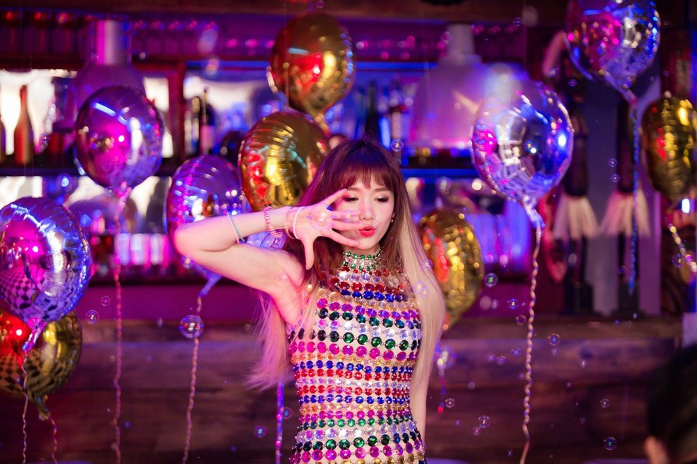 Hinh anh Hari Won ra mat MV ‘Cuoi cung anh cung den’ dam chat Han Quoc