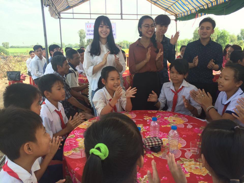 Hinh anh Phan Manh Quynh di lam tu thien truoc ngay o an