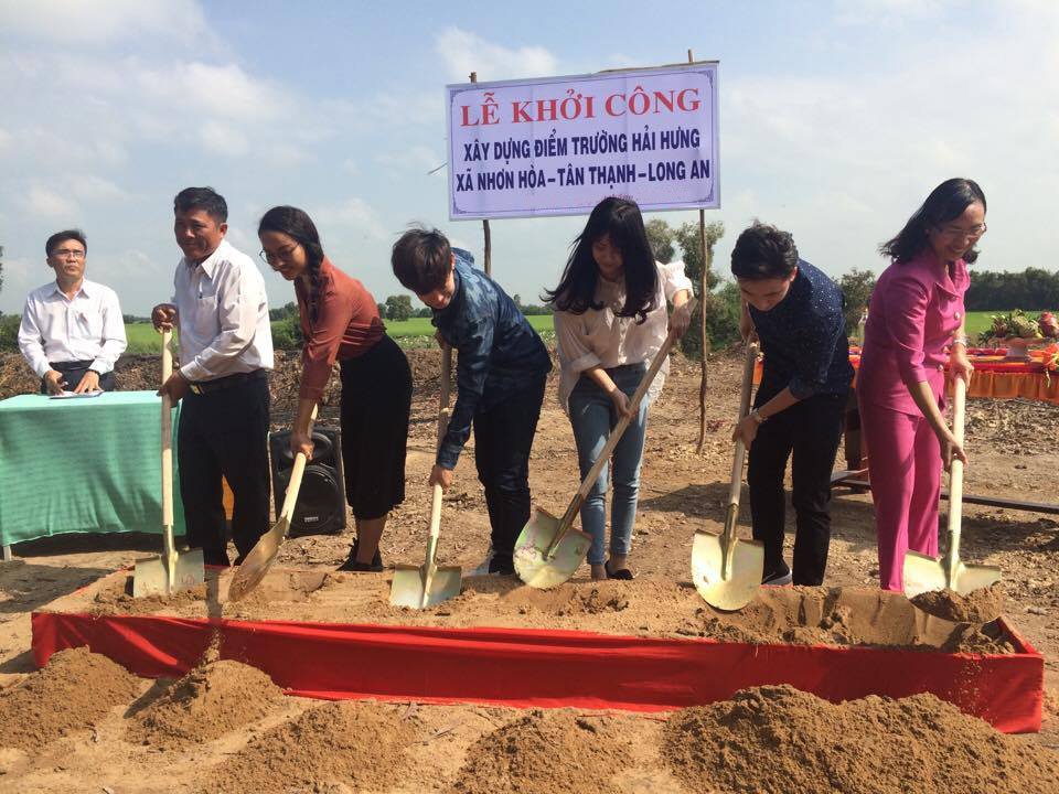 Hinh anh Phan Manh Quynh di lam tu thien truoc ngay o an
