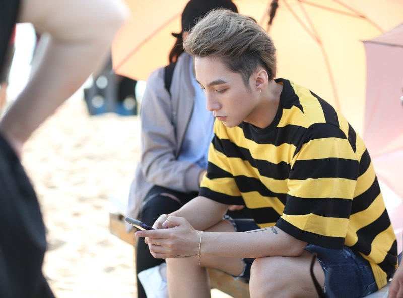 Hinh anh Son Tung M-TP ‘nha hang’ teaser MV moi day mau sac