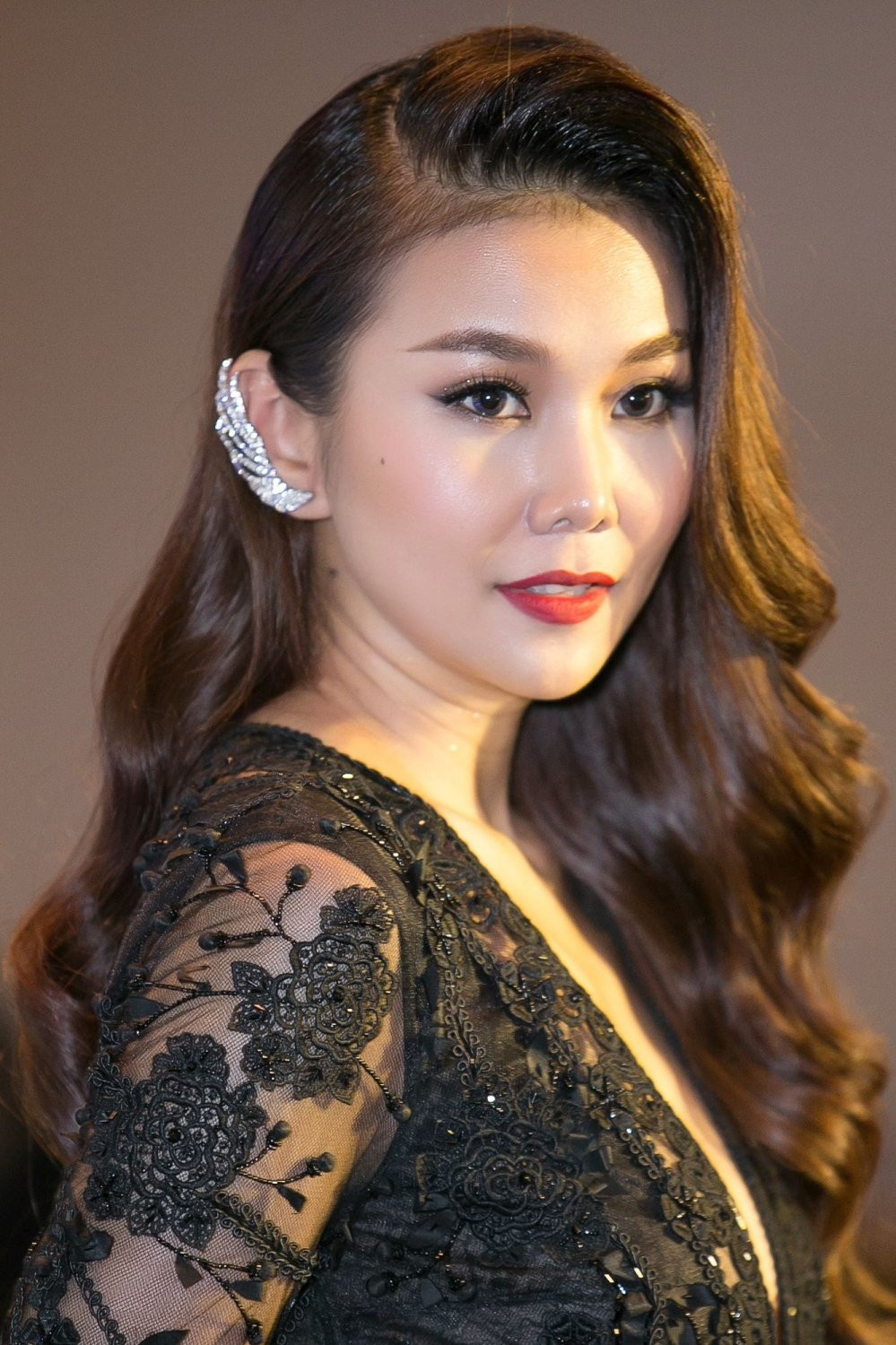 Hinh anh Thanh Hang dien dam 200 trieu, khoe kheo vong 1 goi cam 3