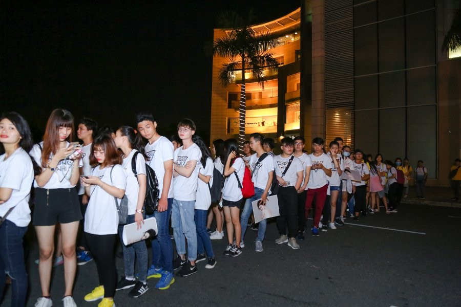 Hinh anh Fan xep hang 4 tieng dong ho cho gap Dong Nhi