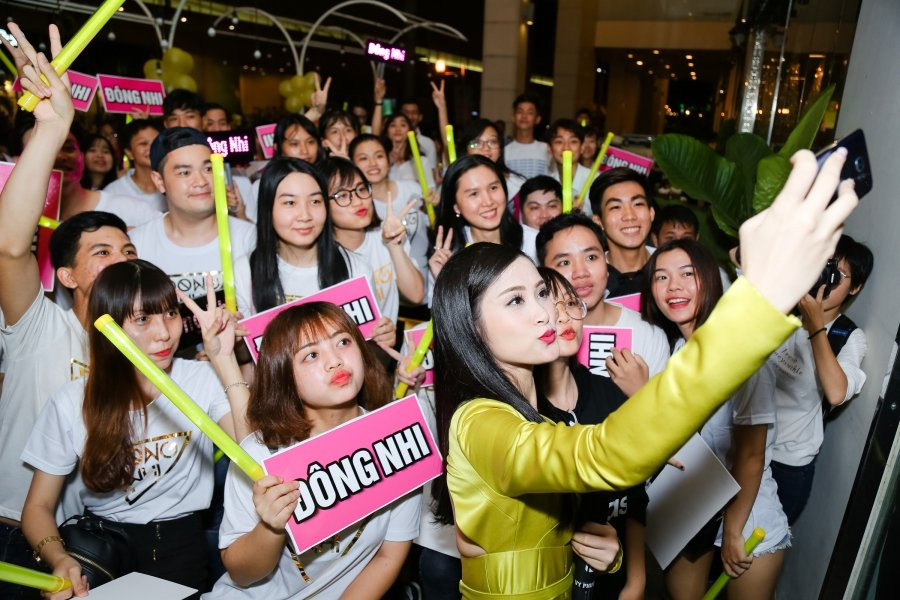 Hinh anh Fan xep hang 4 tieng dong ho cho gap Dong Nhi 10