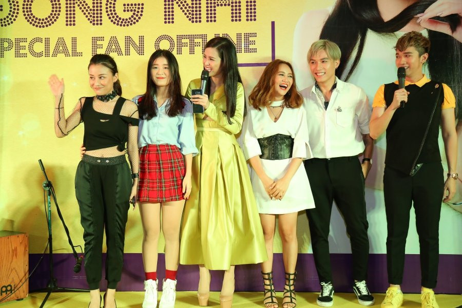 Hinh anh Fan xep hang 4 tieng dong ho cho gap Dong Nhi 10