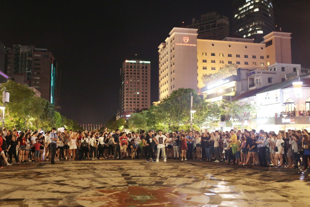 Hinh anh Noo Phuoc Thinh, Basick hoa nhip cung hang tram khan gia tai pho di bo