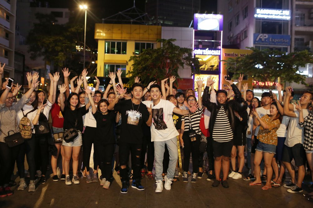 Hinh anh Noo Phuoc Thinh, Basick hoa nhip cung hang tram khan gia tai pho di bo 3