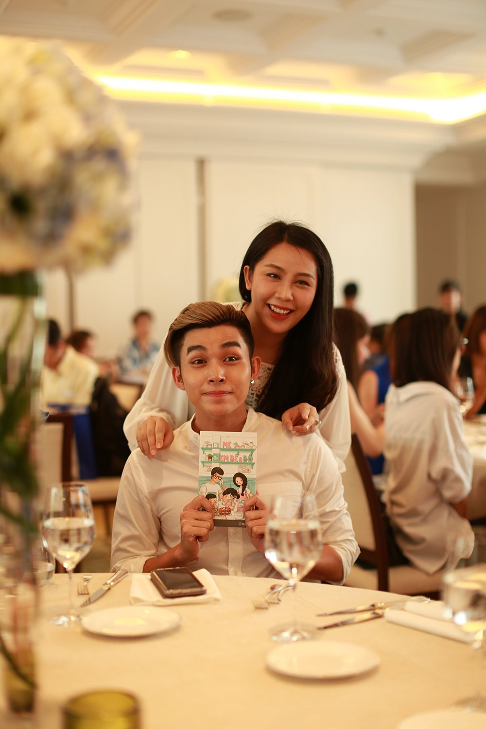 Hinh anh B Tran – Mlee ca tinh den chuc mung gia dinh nho cua nha van Gao