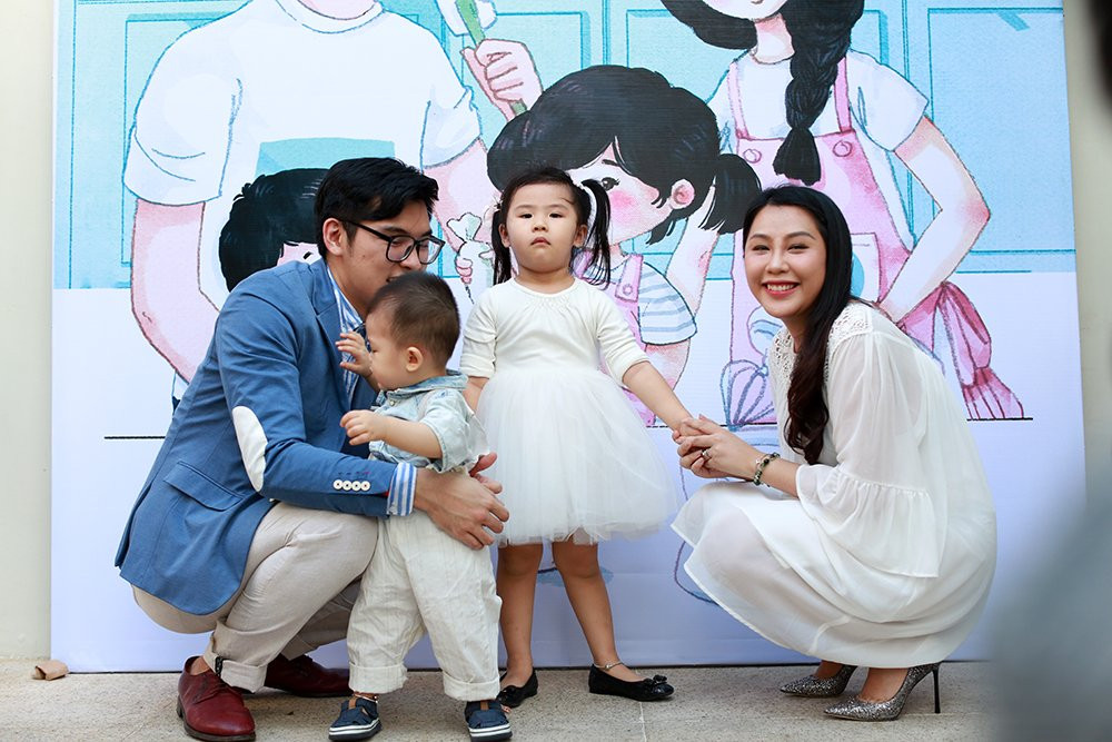 Hinh anh B Tran – Mlee ca tinh den chuc mung gia dinh nho cua nha van Gao