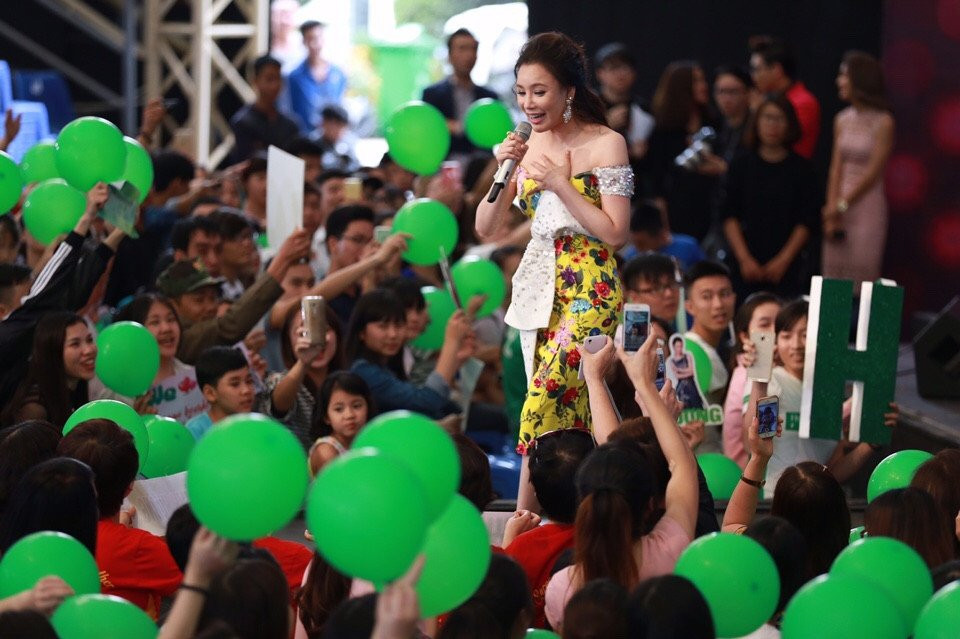 Hinh anh Ho Quynh Huong nghen ngao bat khoc ngay tai ngo khan gia thu do