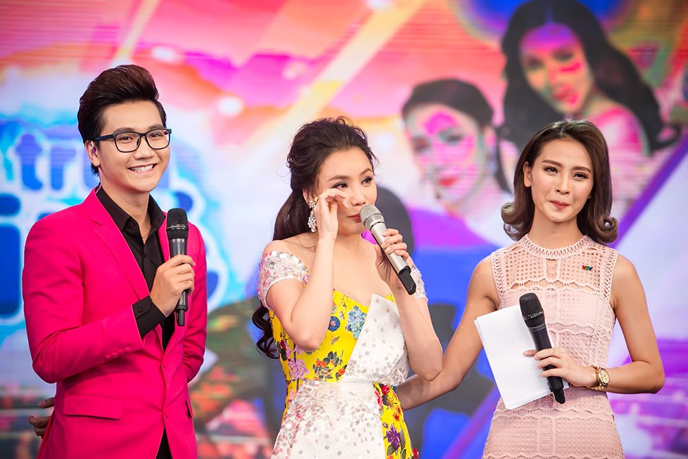 Hinh anh Ho Quynh Huong nghen ngao bat khoc ngay tai ngo khan gia thu do 5