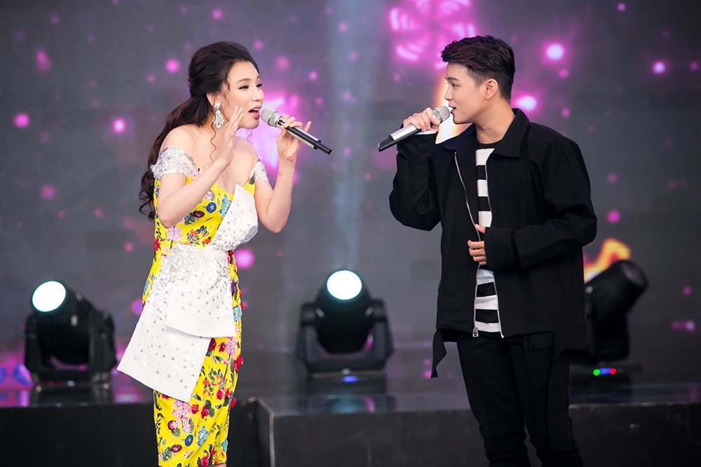 Hinh anh Ho Quynh Huong nghen ngao bat khoc ngay tai ngo khan gia thu do 7