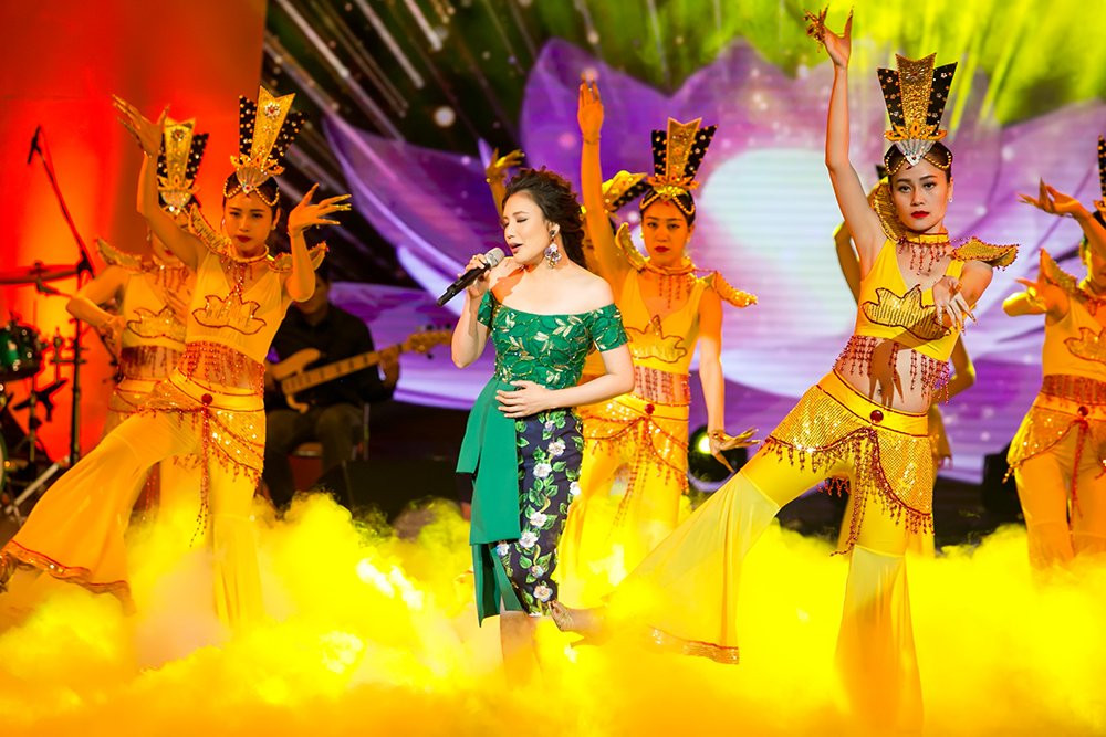 Hinh anh Ho Quynh Huong nghen ngao bat khoc ngay tai ngo khan gia thu do 7