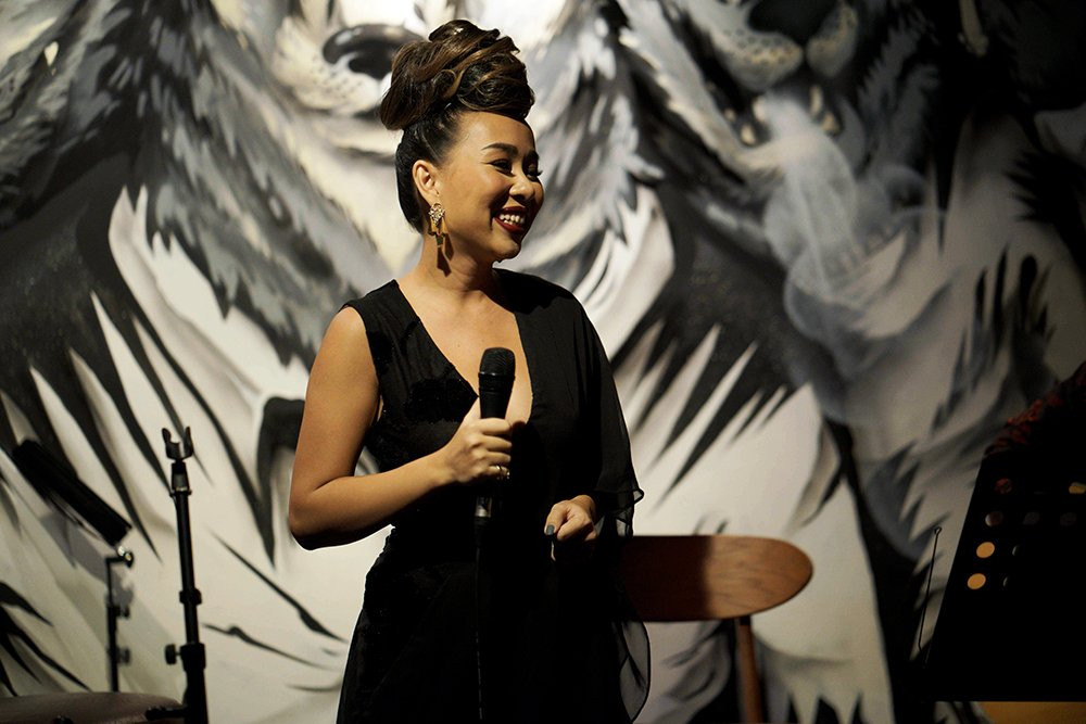 Hinh anh Thao Trang gay sot khi hat bolero