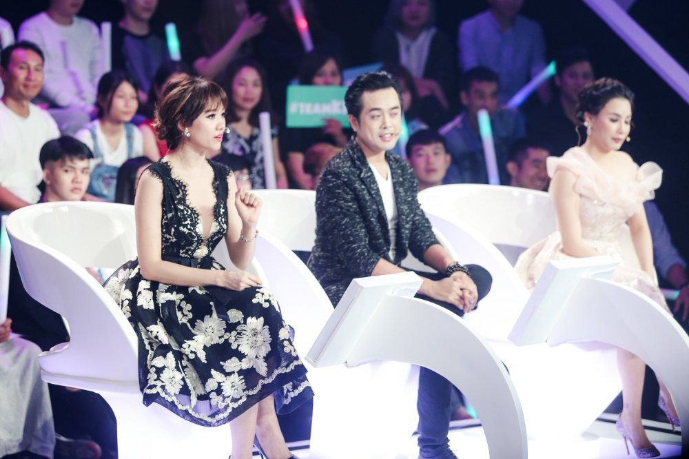 Hinh anh Hari Won quyen ru, rang ro ngoi ghe nong cung Ho Quynh Huong 4