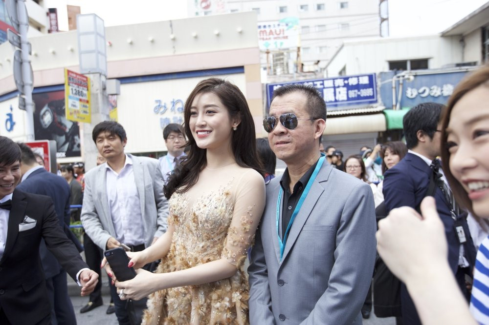 Hinh anh A hau Huyen My gay “bao” tren tham do ‘Lien hoan phim Okinawa’ tai Nhat Ban