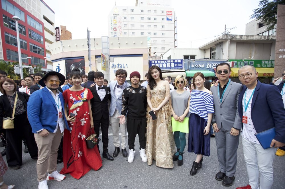 Hinh anh A hau Huyen My gay “bao” tren tham do ‘Lien hoan phim Okinawa’ tai Nhat Ban