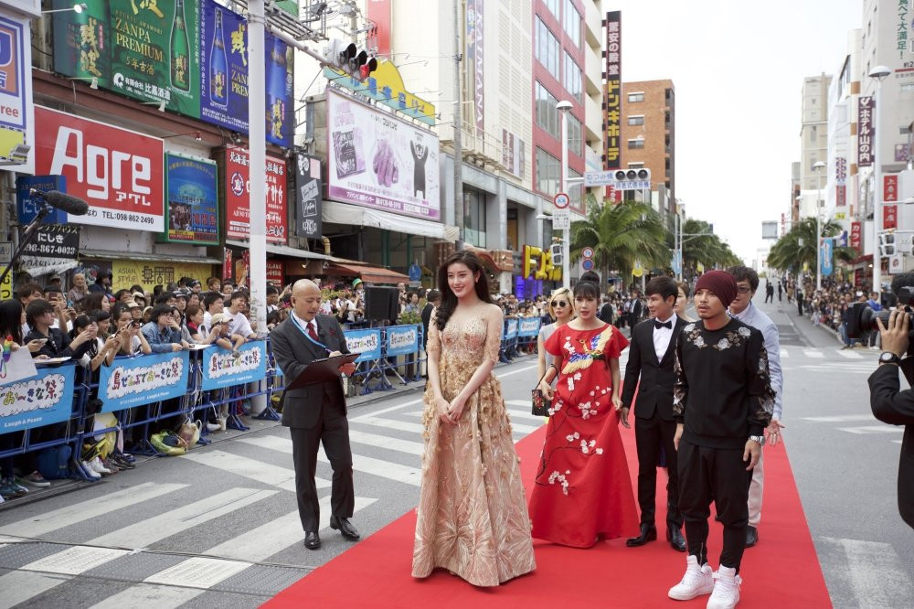 Hinh anh A hau Huyen My gay “bao” tren tham do ‘Lien hoan phim Okinawa’ tai Nhat Ban 3