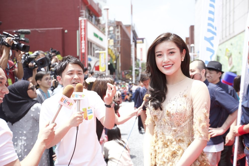 Hinh anh A hau Huyen My gay “bao” tren tham do ‘Lien hoan phim Okinawa’ tai Nhat Ban 5