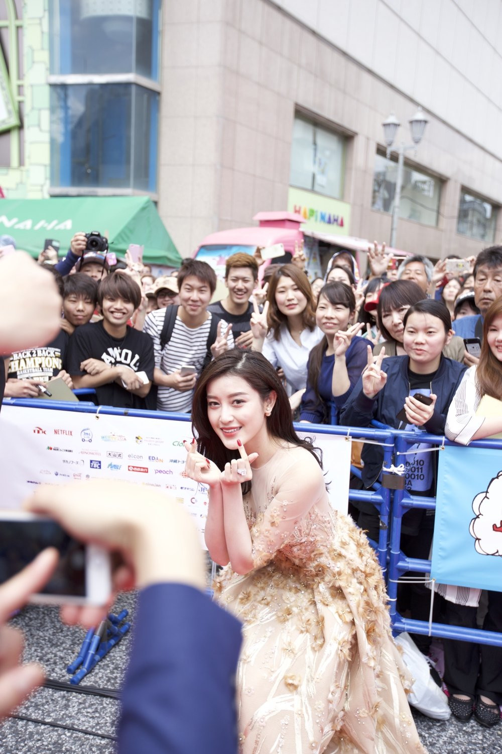 Hinh anh A hau Huyen My gay “bao” tren tham do ‘Lien hoan phim Okinawa’ tai Nhat Ban 5