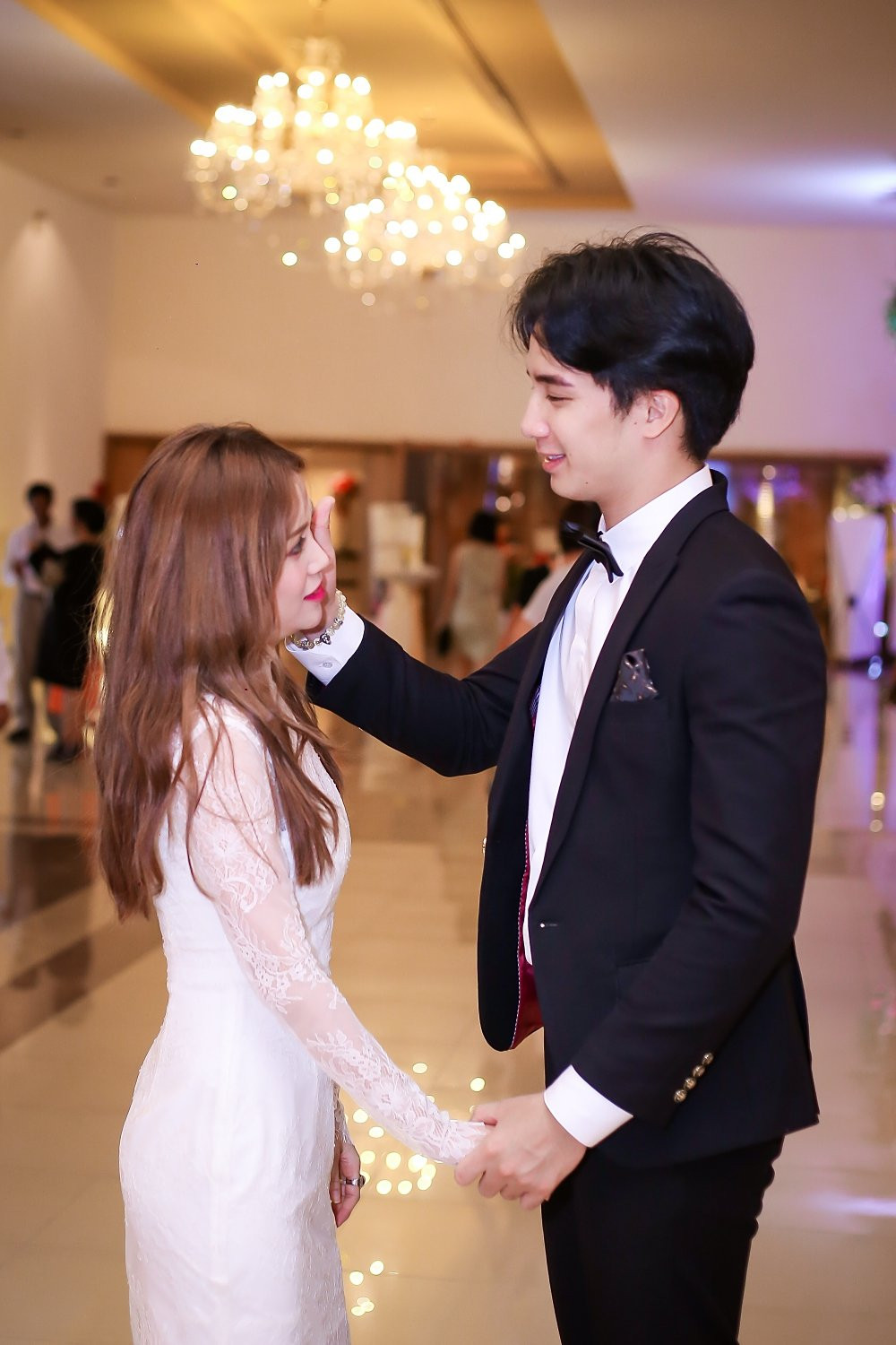 Hinh anh Si Thanh goi cam, nam tay nguoi yeu khong roi trong su kien 8