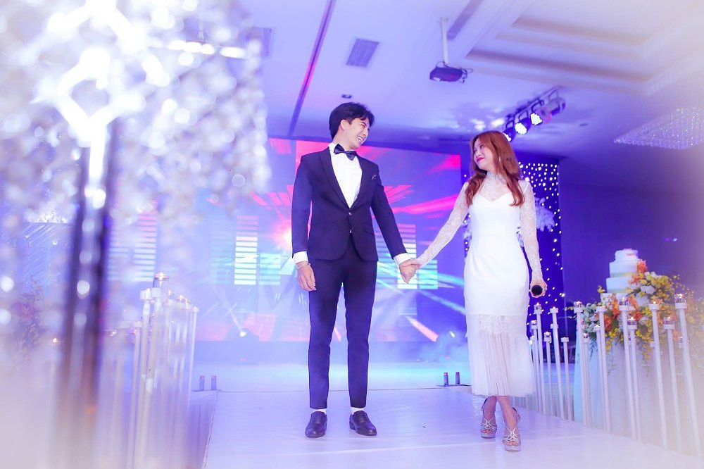 Hinh anh Si Thanh goi cam, nam tay nguoi yeu khong roi trong su kien 9