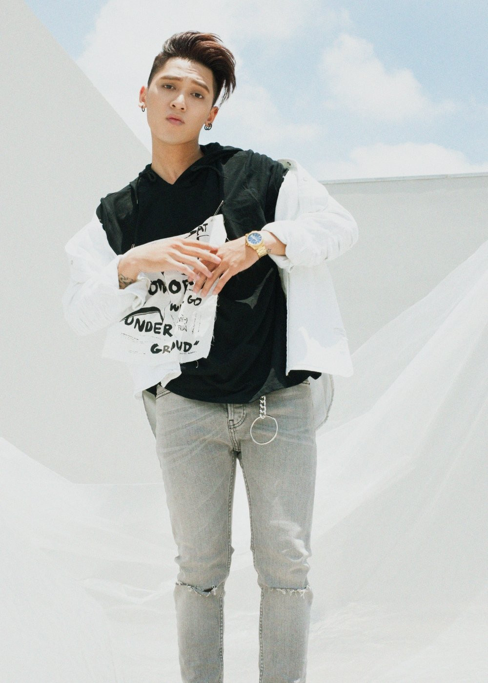 Hinh anh Tronie ‘choi troi’, tung 2 MV cung luc sau ‘The Remix 2017’