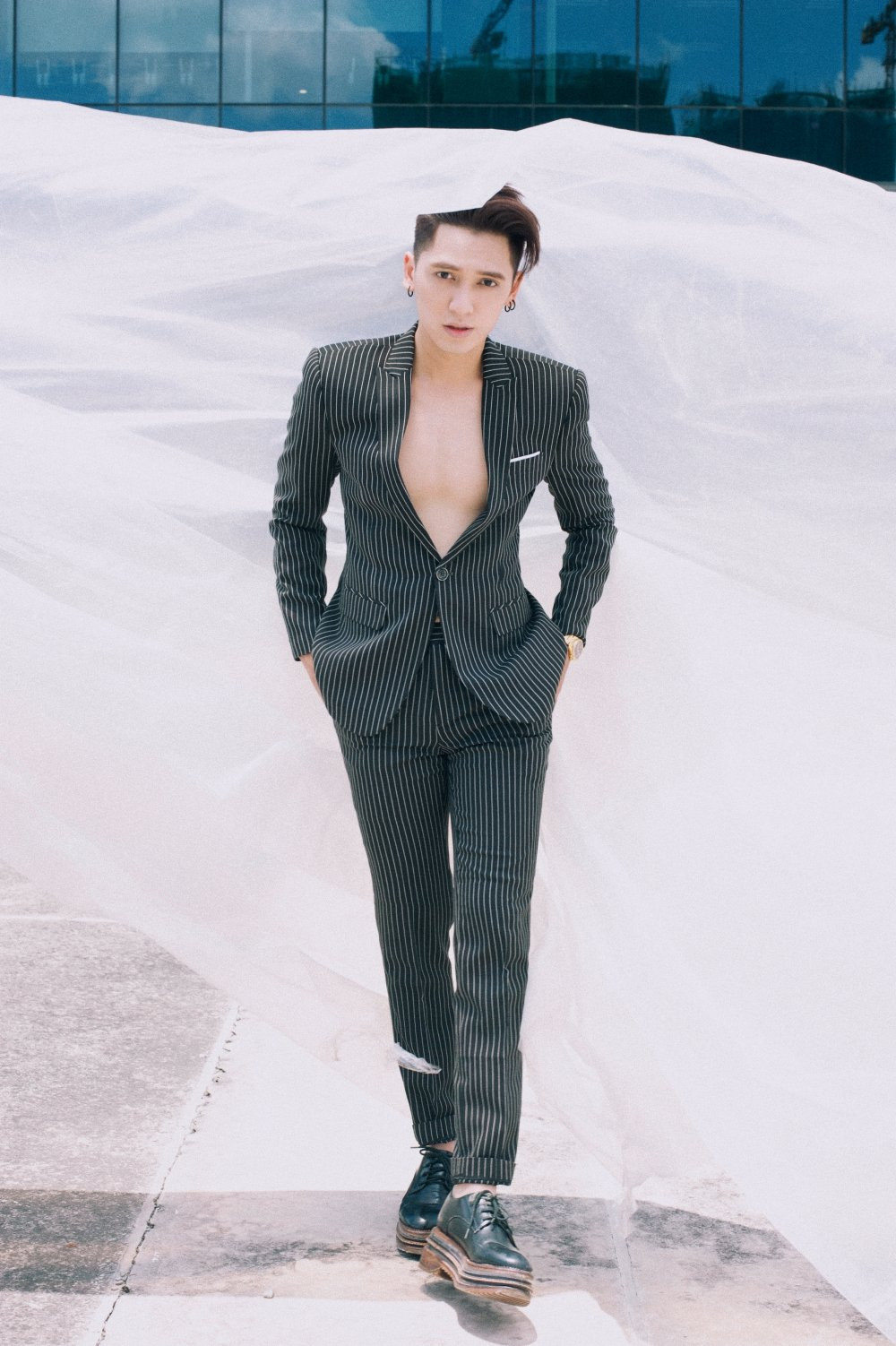 Hinh anh Tronie ‘choi troi’, tung 2 MV cung luc sau ‘The Remix 2017’ 3