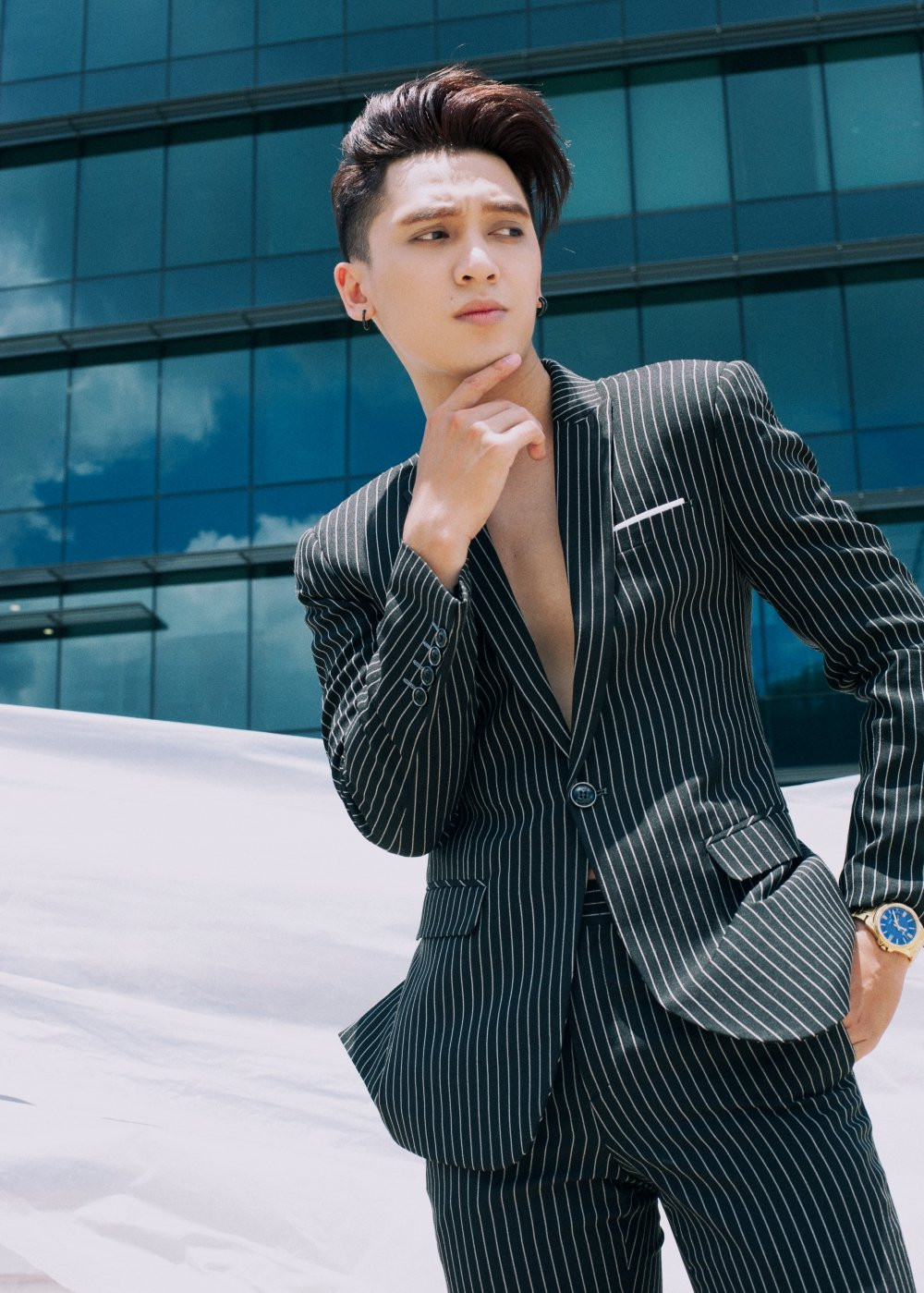 Hinh anh Tronie ‘choi troi’, tung 2 MV cung luc sau ‘The Remix 2017’ 3