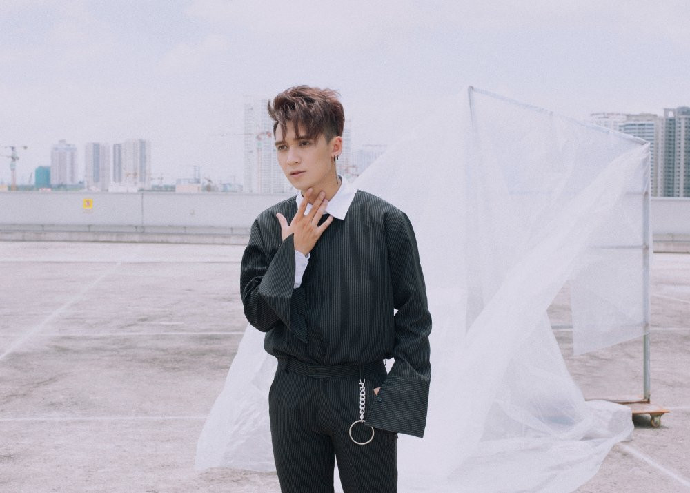 Hinh anh Tronie ‘choi troi’, tung 2 MV cung luc sau ‘The Remix 2017’ 5