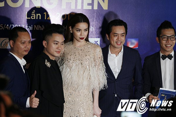 Hinh anh Ho Ngoc Ha tran tinh khong phai vi ‘chuyen chen ep’ ma ‘trang tay’ tai giai Cong hien 5