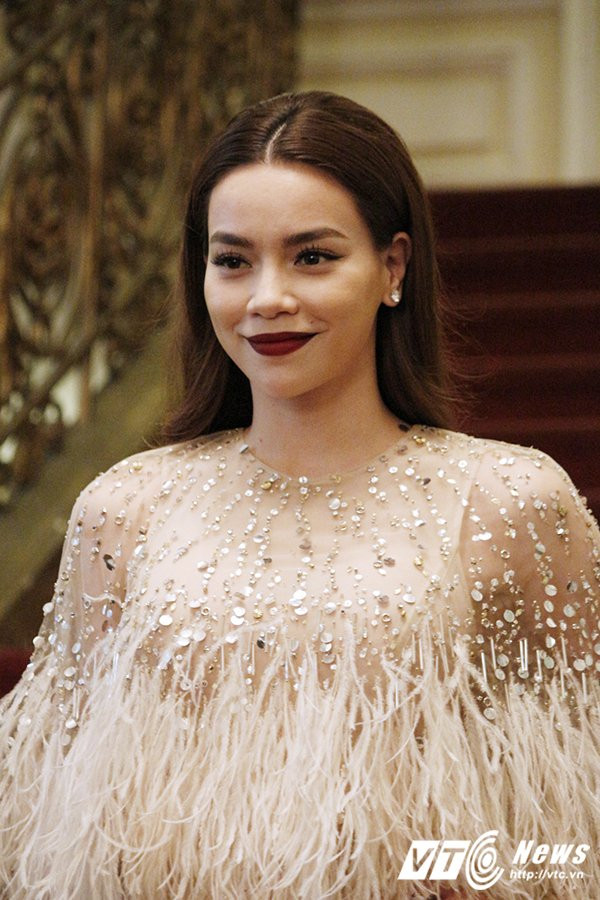 Hinh anh Ho Ngoc Ha tran tinh khong phai vi ‘chuyen chen ep’ ma ‘trang tay’ tai giai Cong hien 5