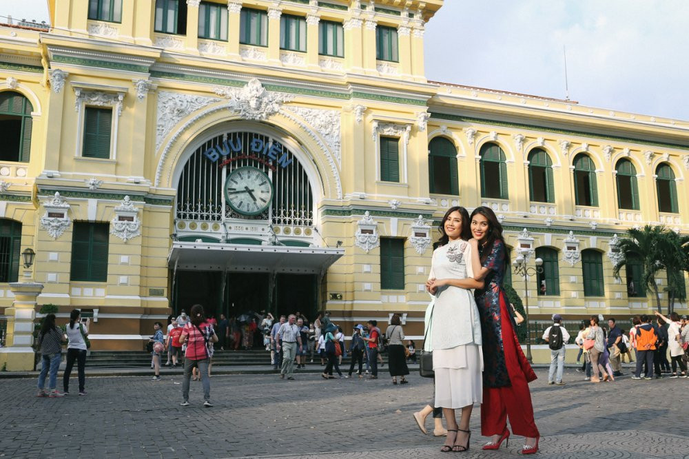 Hinh anh Lan Khue, Nguyẽn Thị Loan thích thú dạo Sài Gòn bàng xích lo