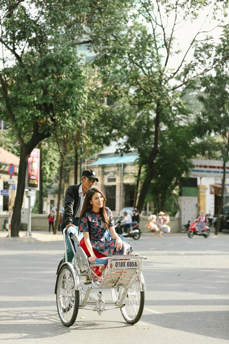 Hinh anh Lan Khue, Nguyẽn Thị Loan thích thú dạo Sài Gòn bàng xích lo