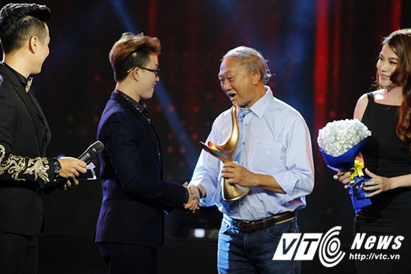 Hinh anh Le Thien Hieu doat giai Cong hien, cam on nguoi yeu cu ma quen mat nguoi thay Le Minh Son 3