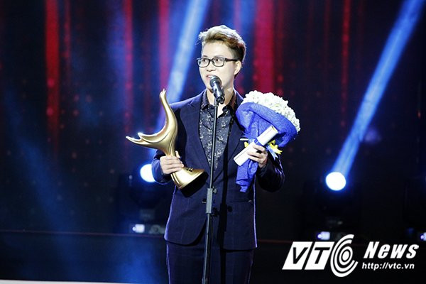 Hinh anh Le Thien Hieu doat giai Cong hien, cam on nguoi yeu cu ma quen mat nguoi thay Le Minh Son 3