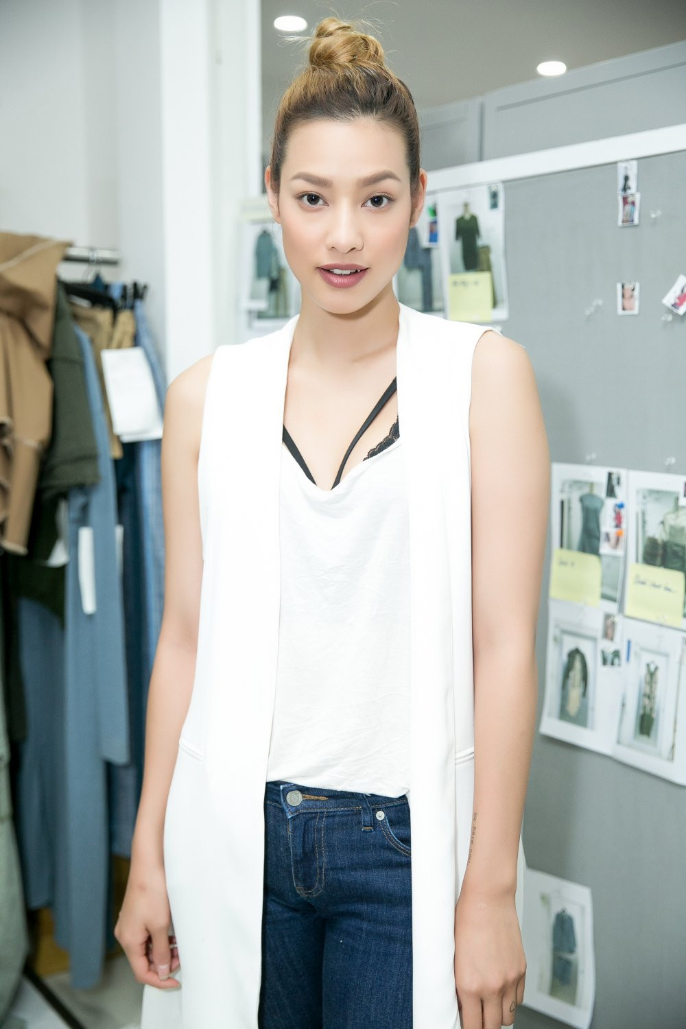 Hinh anh Lilly Nguyen mo man show dien cua nha thiet ke Le Ha