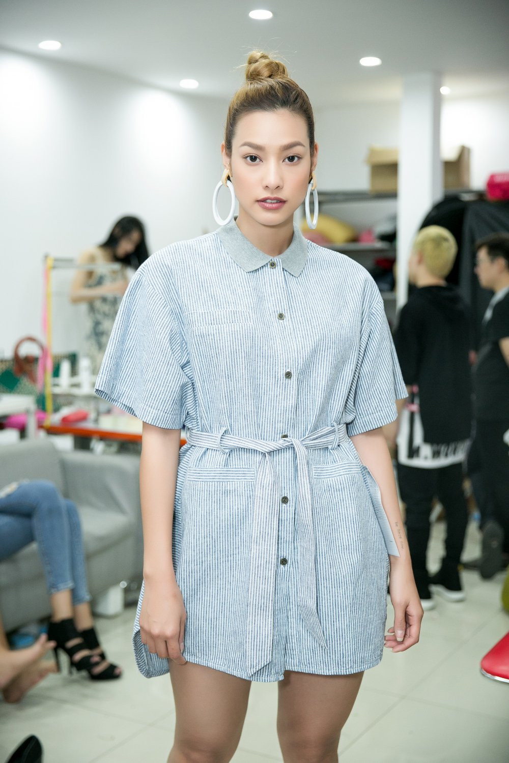 Hinh anh Lilly Nguyen mo man show dien cua nha thiet ke Le Ha