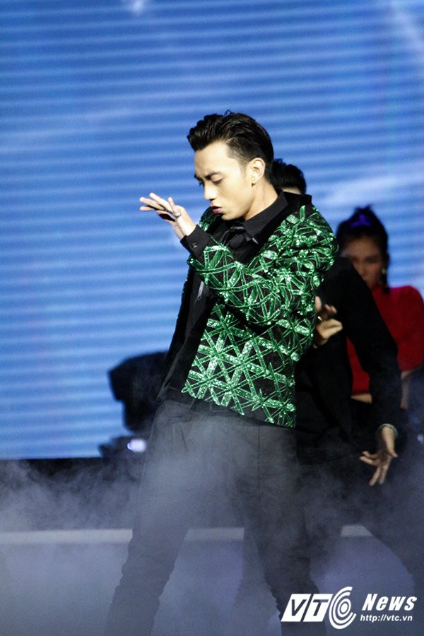 Hinh anh Noo Phuoc Thinh vuot mat Ho Ngoc Ha thang thuyet phuc tai giai Cong hien 15