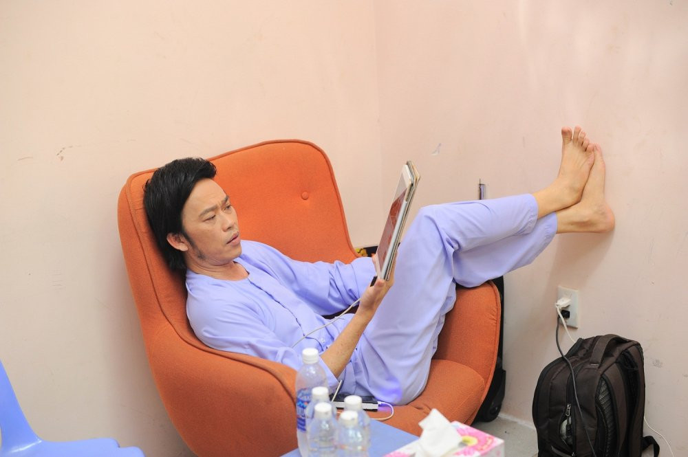 Hinh anh Hoai Linh lam “chuot bach” cho Thanh Bach thu camera