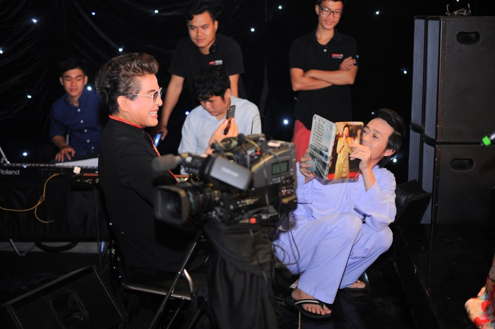 Hinh anh Hoai Linh lam “chuot bach” cho Thanh Bach thu camera 3