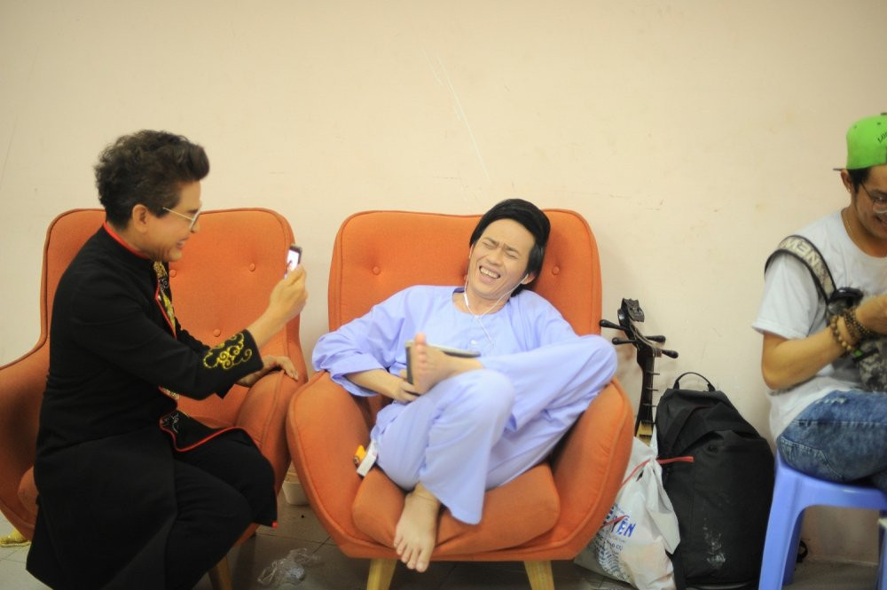 Hinh anh Hoai Linh lam “chuot bach” cho Thanh Bach thu camera 7