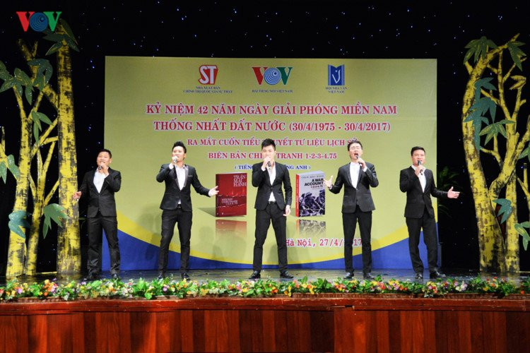 chum anh: ra mat tieu thuyet 