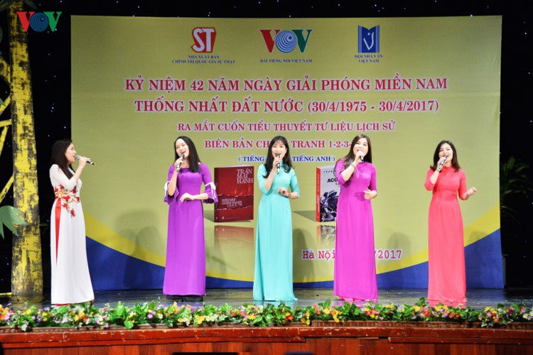 chum anh: ra mat tieu thuyet 