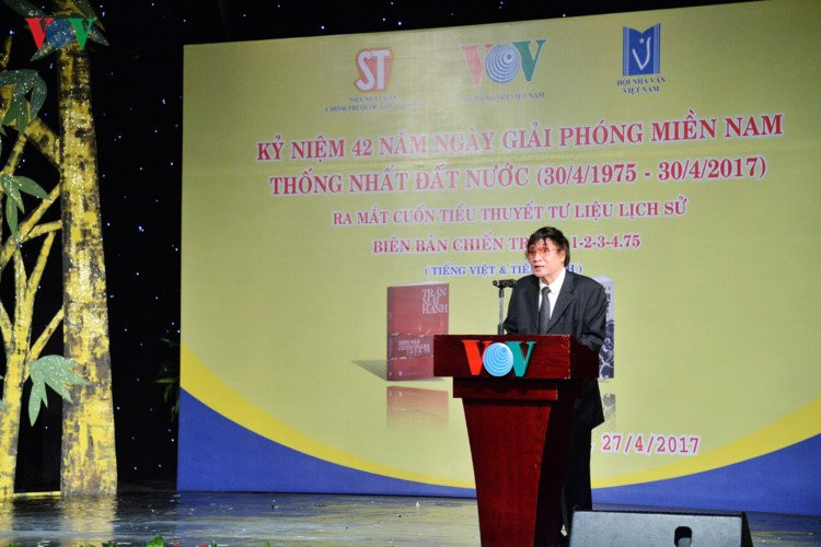 chum anh: ra mat tieu thuyet 