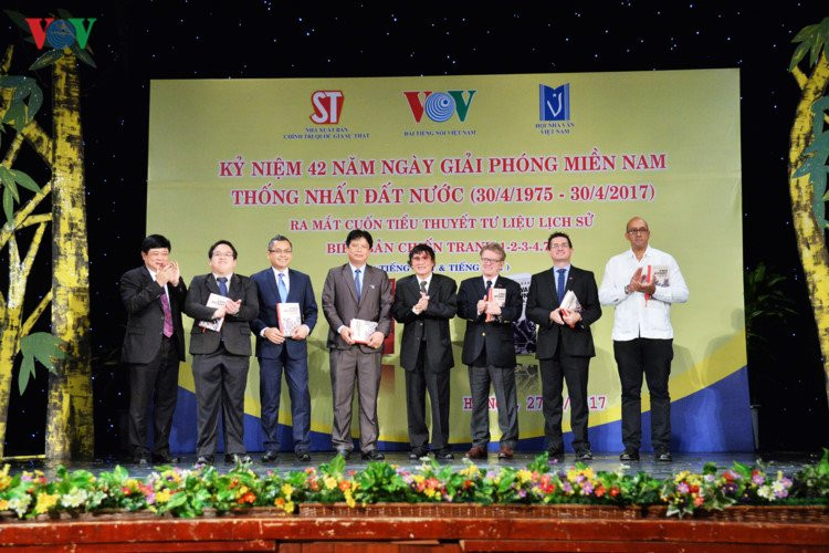 chum anh: ra mat tieu thuyet 