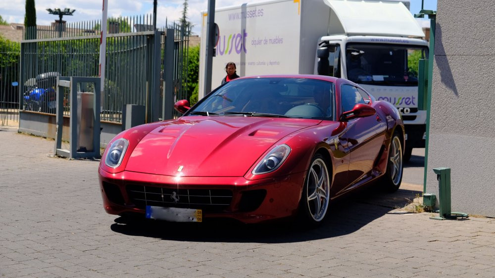 Hinh anh Cristiano Ronaldo om eo chup anh cung A hau Thuy Dung