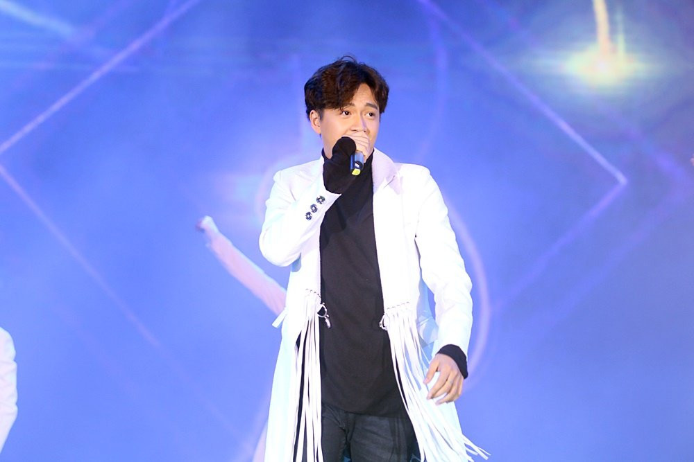 Hinh anh Ngo Kien Huy – Khong Tu Quynh song ca tren san khau cuc ngot