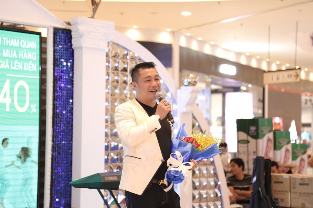 Hinh anh Hai Yen Idol mac do bo sat, nhay cuc sung trong su kien